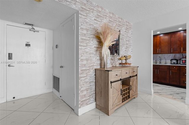 18071 Biscayne Blvd 402, Aventura, FL 33160