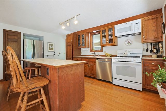 1775 Drift Rd, Westport, MA 02790