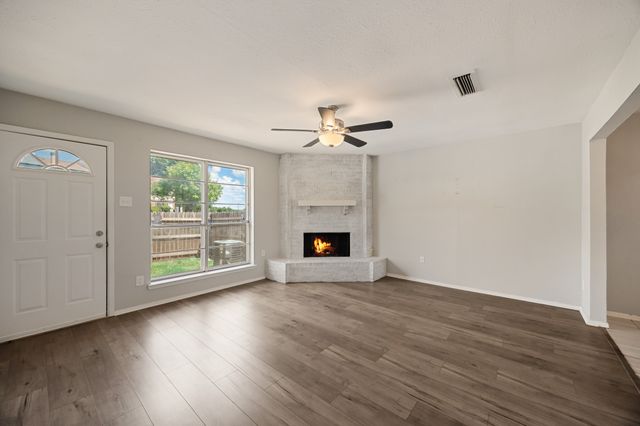 1 E Mountain Lane 33, Grand Prairie, TX 75052