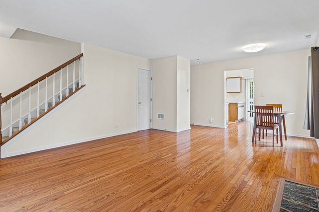 1725 Pickwick Lane, Glenview, IL 60026