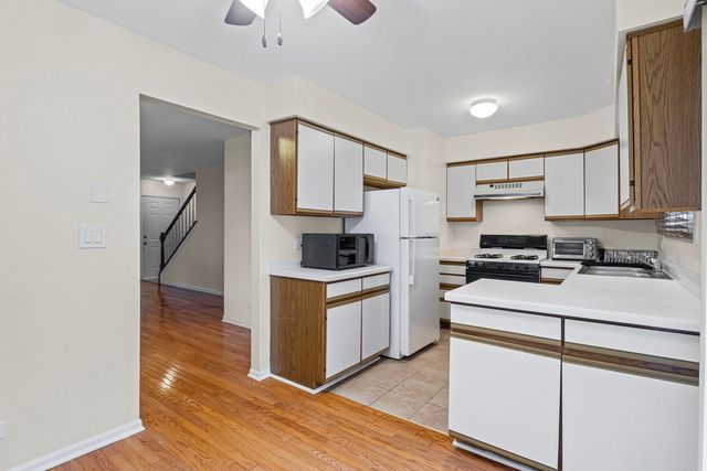 1725 Pickwick Lane, Glenview, IL 60026