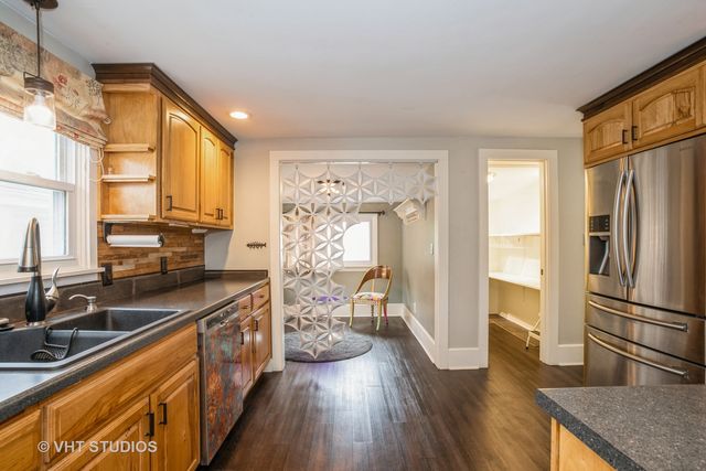 319 NORTH Avenue, Libertyville, IL 60048
