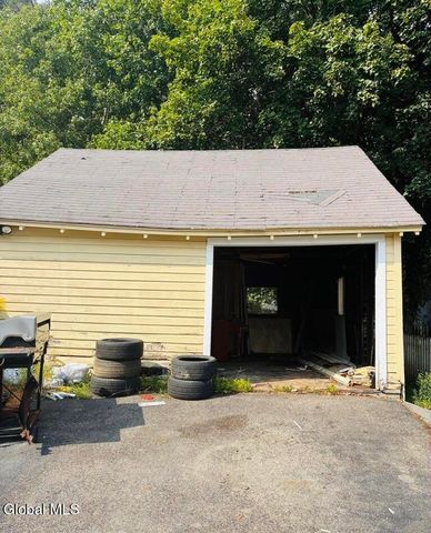 99 6th Avenue, Gloversville, NY 12078