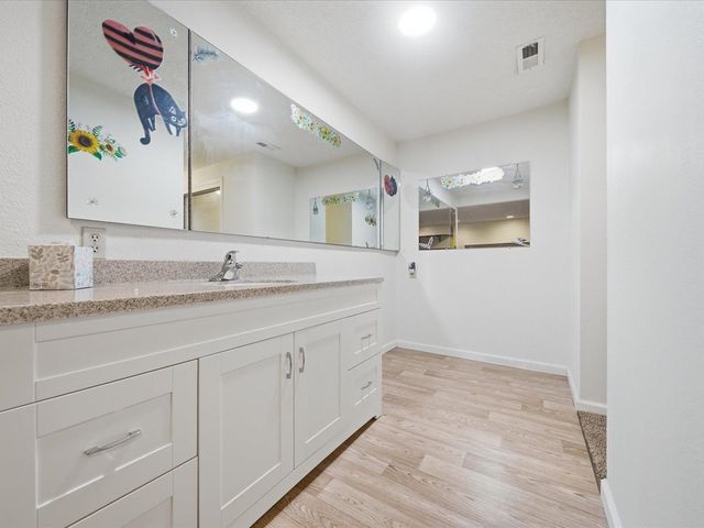 7321 W Suncrest St, Wichita, KS 67212