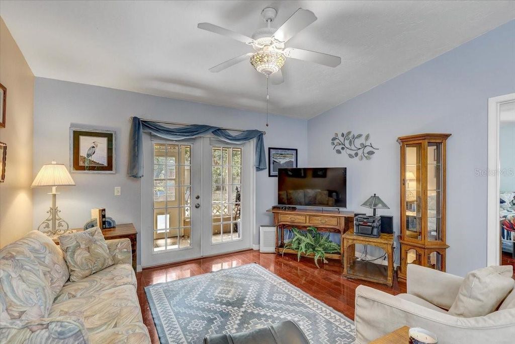 Image 11 of property listing at 222 GLENWOOD AVENUE, Osprey, FL 34229