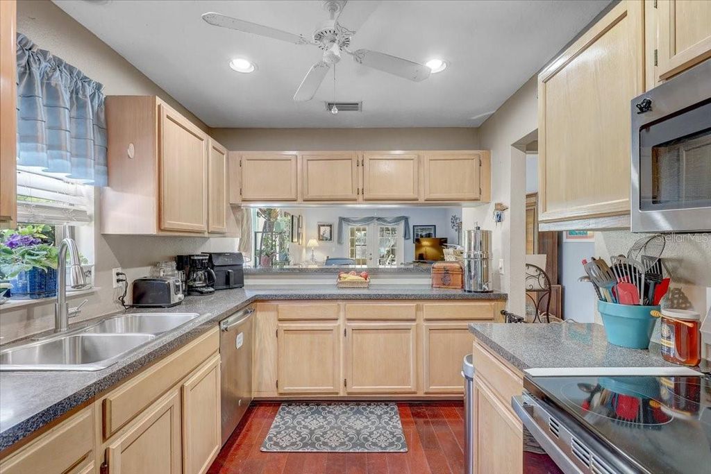 Image 13 of property listing at 222 GLENWOOD AVENUE, Osprey, FL 34229