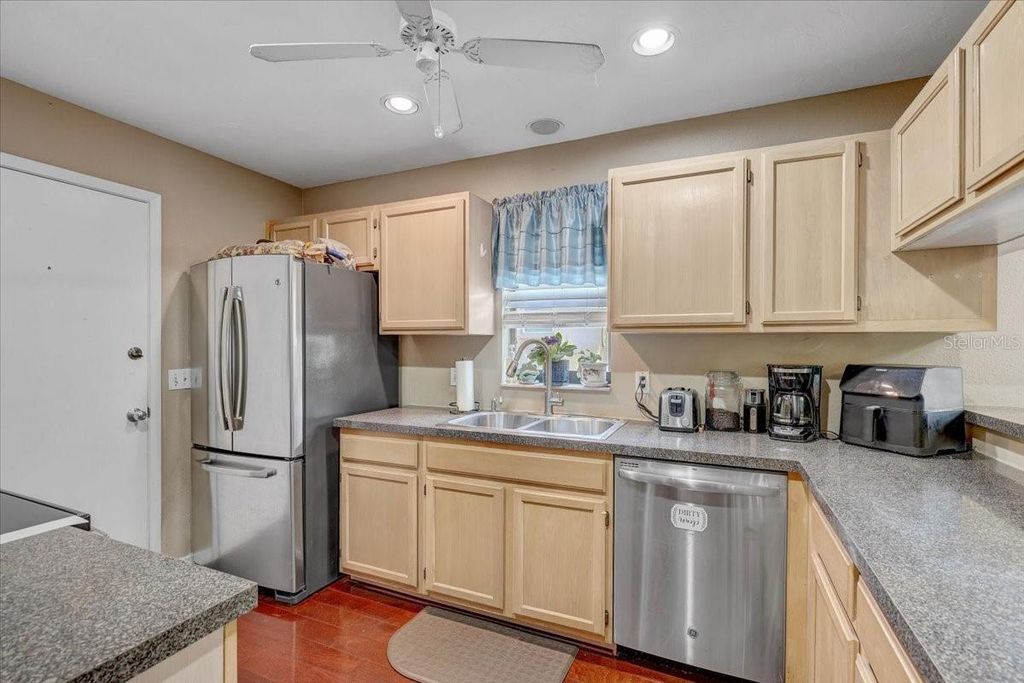 Image 14 of property listing at 222 GLENWOOD AVENUE, Osprey, FL 34229