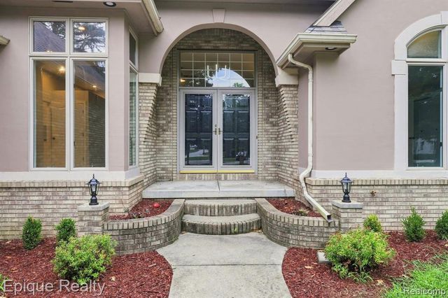 3040 Oak Moss Court, Fort Gratiot, MI 48059