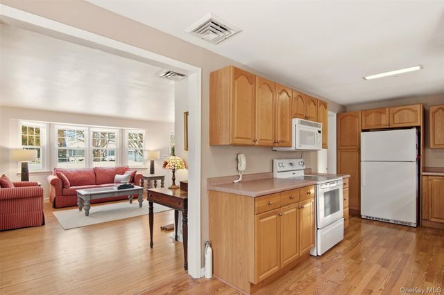 10 Catalpa Lane, Stony Brook, NY 11790