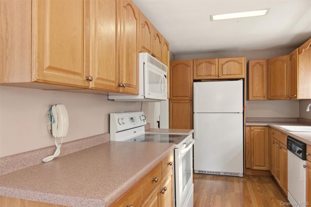 10 Catalpa Lane, Stony Brook, NY 11790