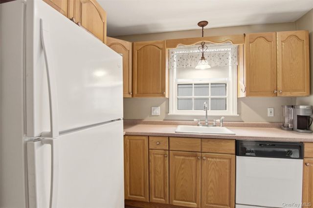 10 Catalpa Lane, Stony Brook, NY 11790