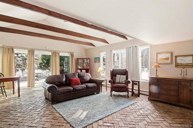 10 Catalpa Lane, Stony Brook, NY 11790