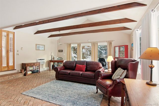 10 Catalpa Lane, Stony Brook, NY 11790