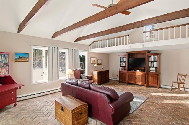 10 Catalpa Lane, Stony Brook, NY 11790