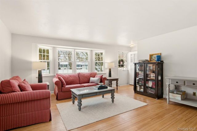 10 Catalpa Lane, Stony Brook, NY 11790