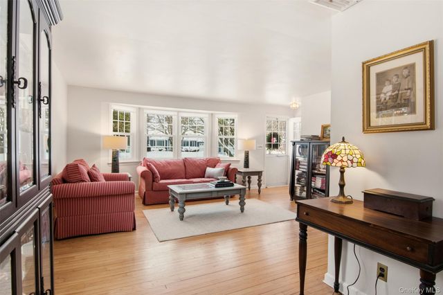 10 Catalpa Lane, Stony Brook, NY 11790