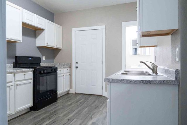 411 E 8TH Street, Davenport, IA 52803