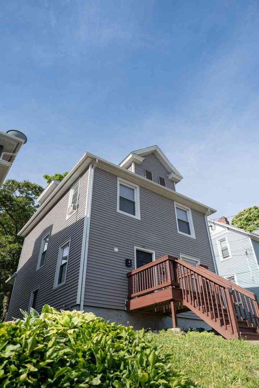 411 E 8TH Street, Davenport, IA 52803