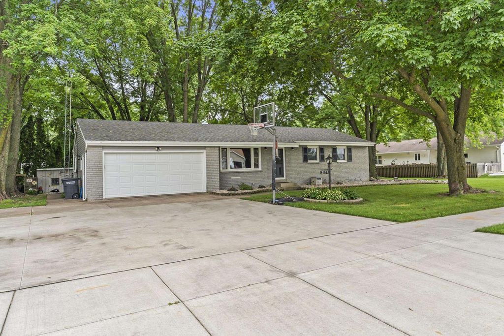 2899 W 9TH AVENUE, Oshkosh, WI 54904