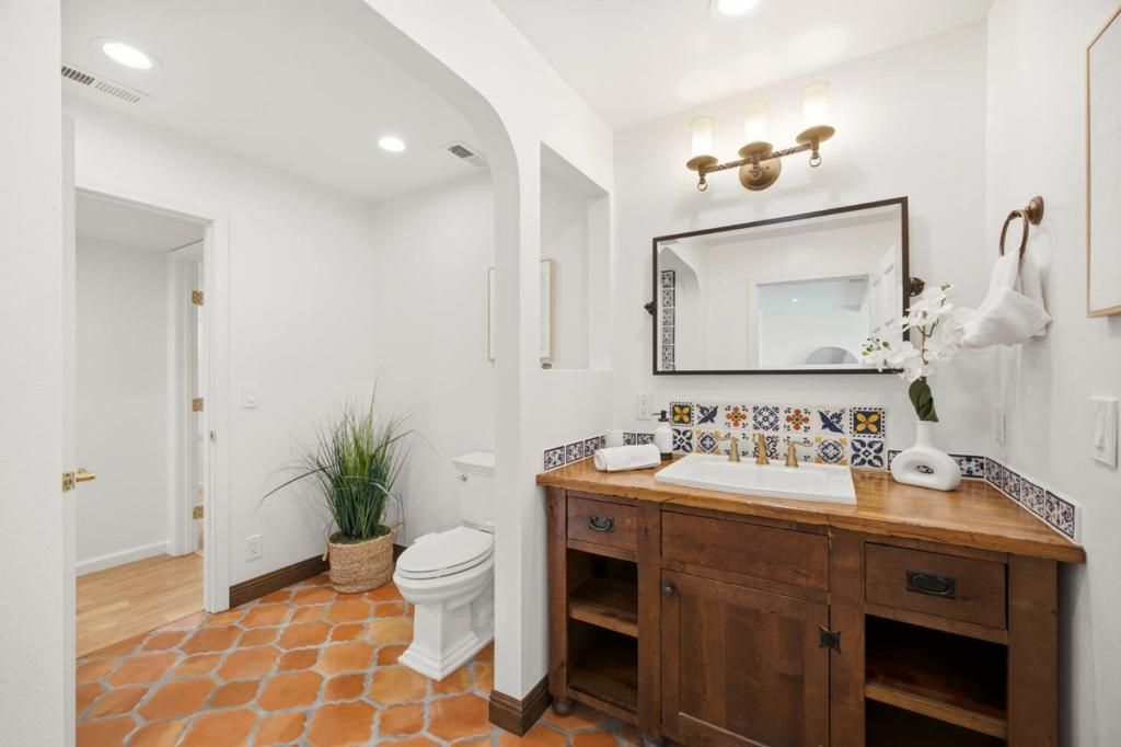 Image 33 of property listing at 28009 Nob Hill Court, Hayward, CA 94542