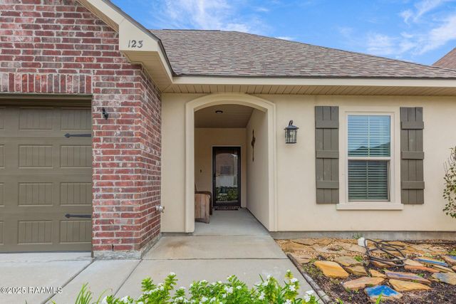 123 Sparrowhawk Street, Broussard, LA 70518