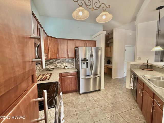 1894 W Amblemorn Drive, Green Valley, AZ 85622