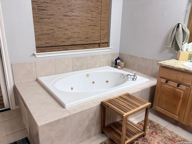 611 Midnight Dr, San Antonio, TX 78260