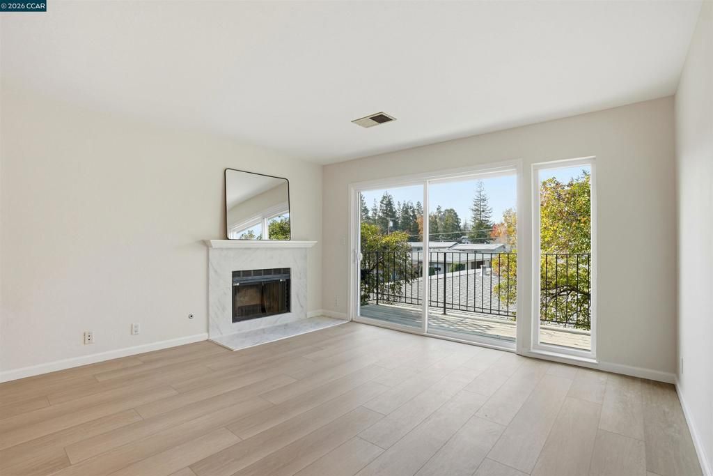 Image 2 of property listing at 1077 Wesley Ct 7, Walnut Creek, CA 94597