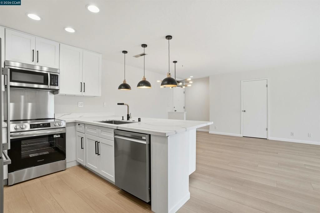 Image 4 of property listing at 1077 Wesley Ct 7, Walnut Creek, CA 94597