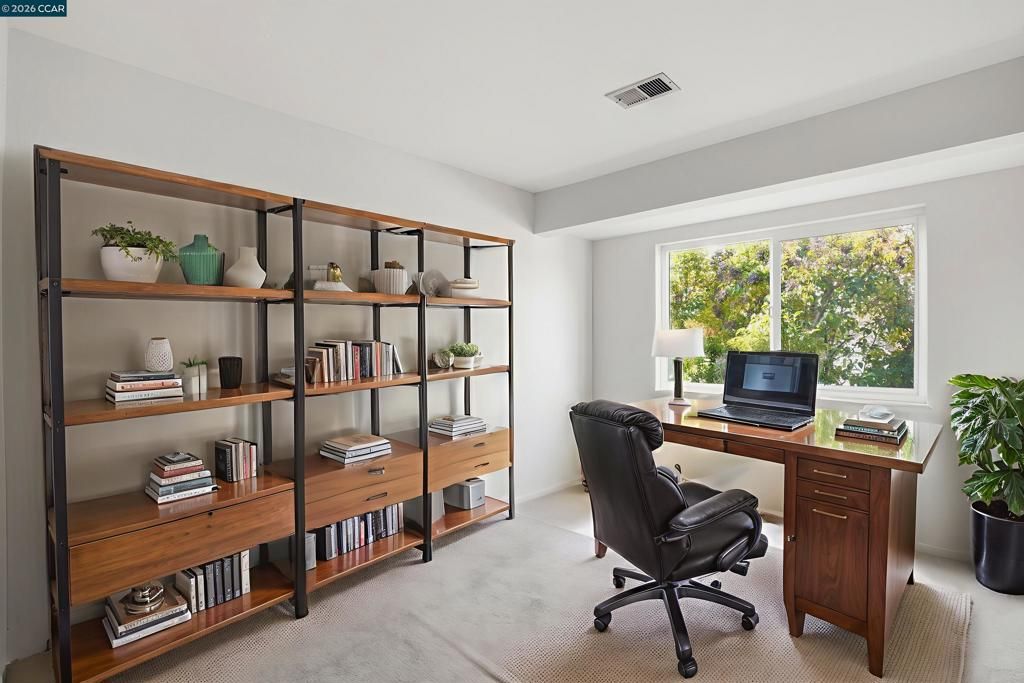 Image 8 of property listing at 1077 Wesley Ct 7, Walnut Creek, CA 94597