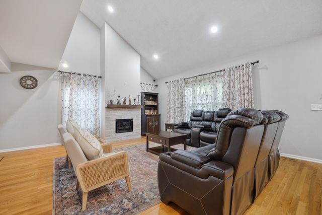 1347 Rose Boulevard, Buffalo Grove, IL 60089