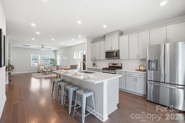 3742 Memorial Parkway, Charlotte, NC 28217