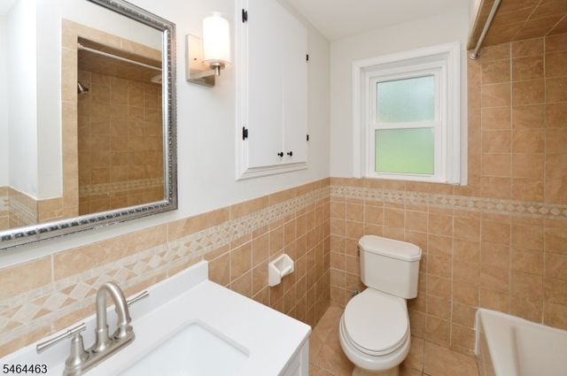 45 Hill St, Midland Park Boro, NJ 07432