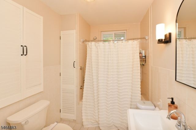 45 Hill St, Midland Park Boro, NJ 07432