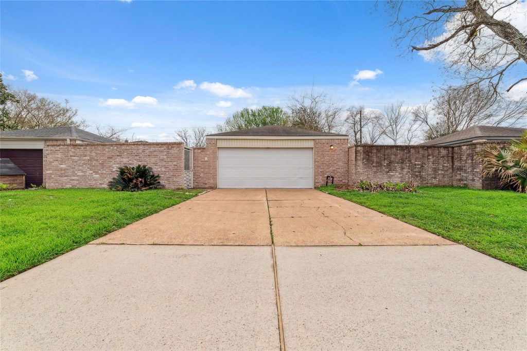 16123 Ridgegreen Drive, Houston, TX 77082