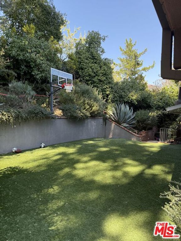 2419 Banyan Drive, Los Angeles, CA 90049