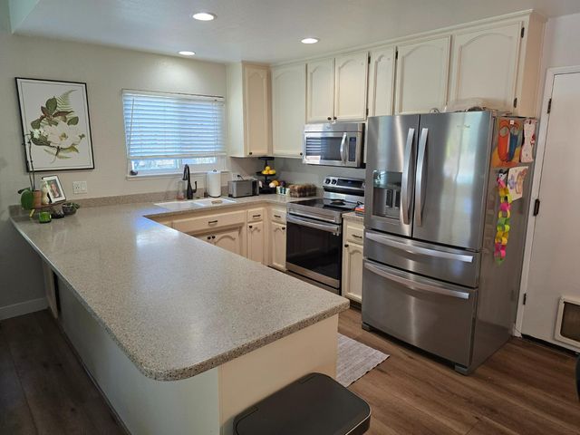 702 Willow Creek Dr, Folsom, CA 95630
