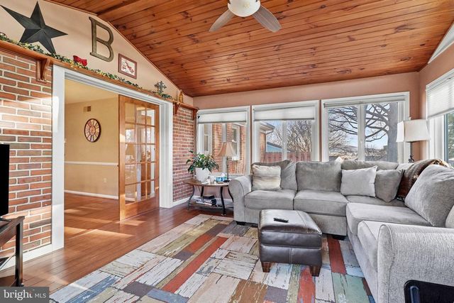 21 DAWN AVE, Akron, PA 17501