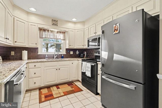 21 DAWN AVE, Akron, PA 17501