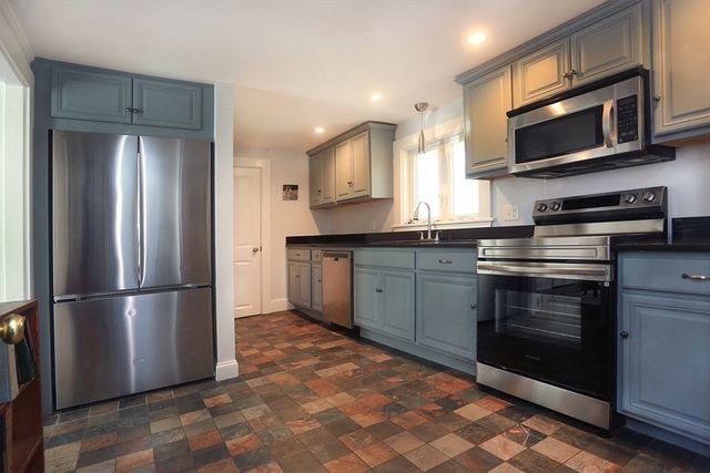 48 School St, Groveland, MA 01834