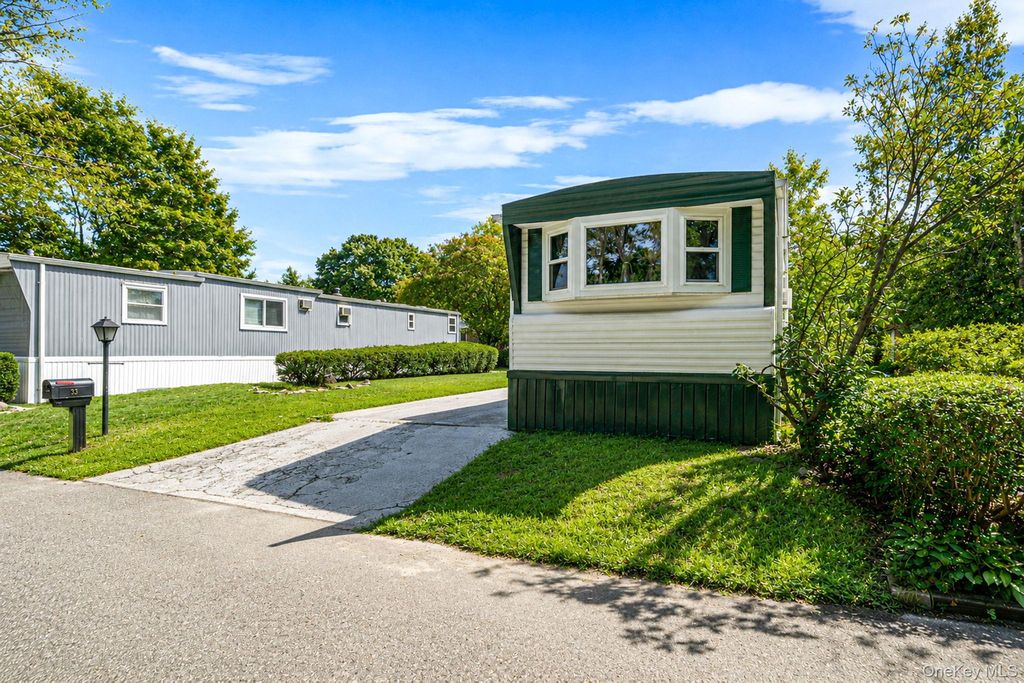 33 Valley Forge Drive, Bohemia, NY 11716 — photo 4