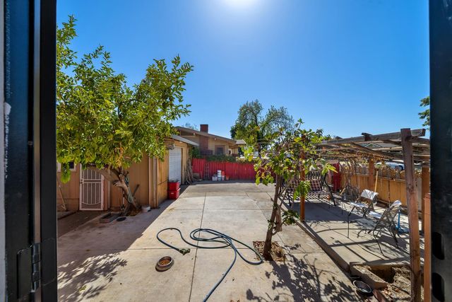 740 W Oak St, Stockton, CA 95203