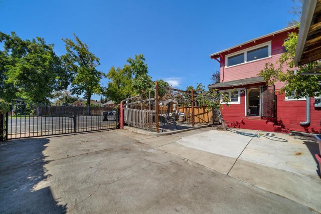 740 W Oak St, Stockton, CA 95203