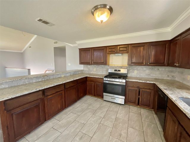 502 Oakdale Street, Shoreacres, TX 77571