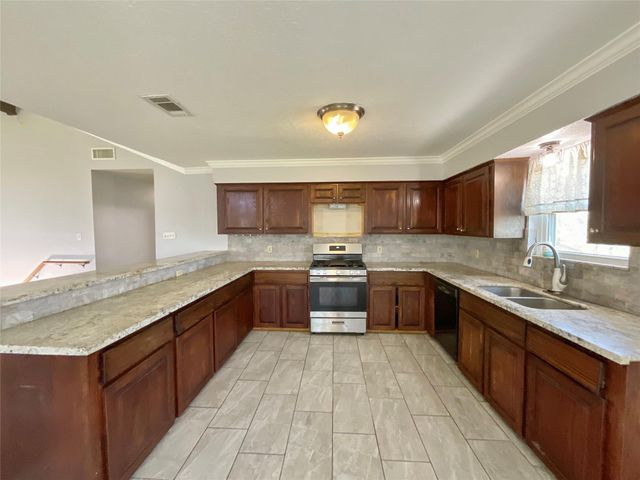 502 Oakdale Street, Shoreacres, TX 77571