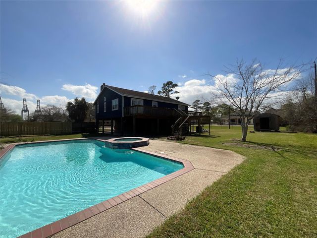 502 Oakdale Street, Shoreacres, TX 77571