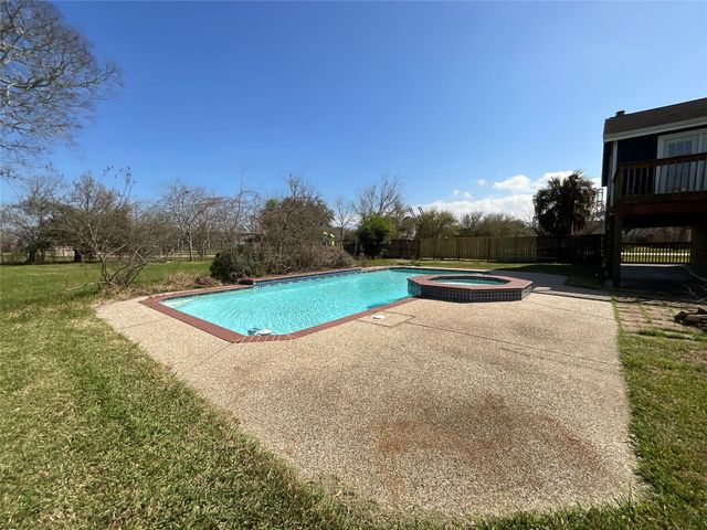 502 Oakdale Street, Shoreacres, TX 77571