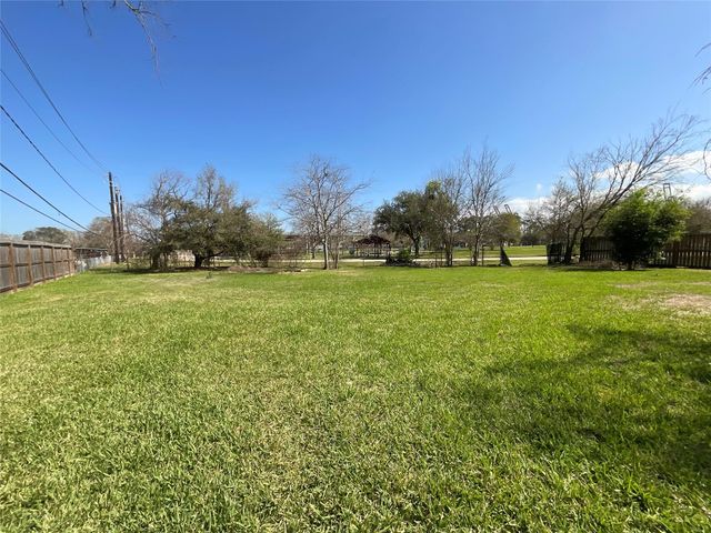 502 Oakdale Street, Shoreacres, TX 77571