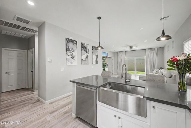 615 W HARWELL Road, Phoenix, AZ 85041