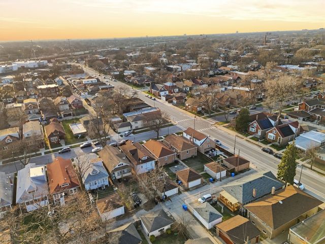 8305 S Paxton Avenue, Chicago, IL 60617